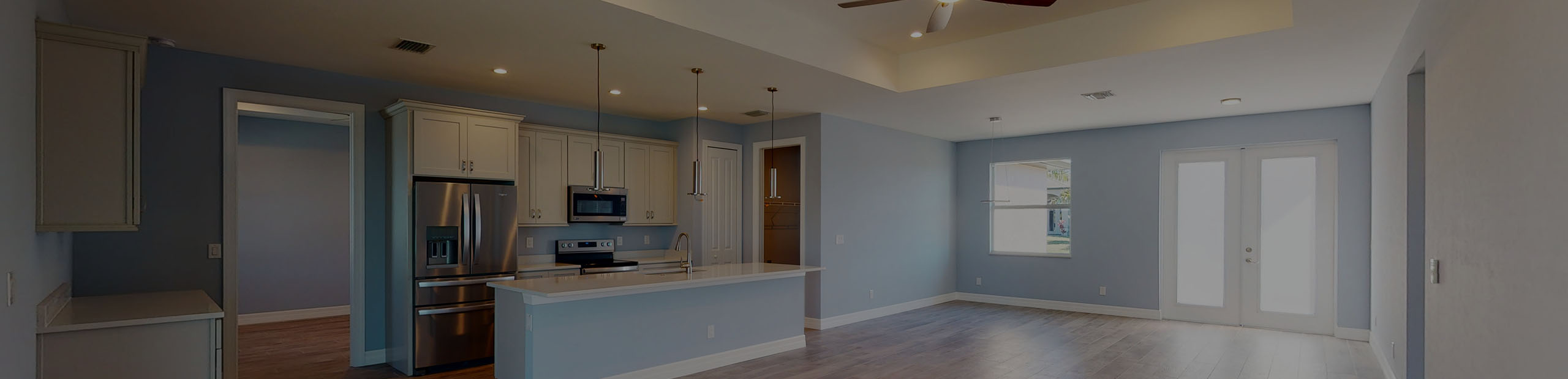Interior de concepto abierto de una casa Lauren Homes con el plano Lourdes